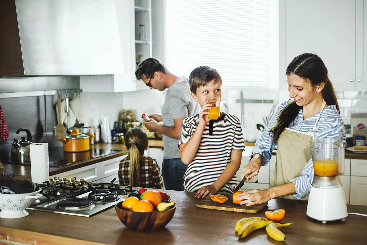 Familie kocht gemeinsam