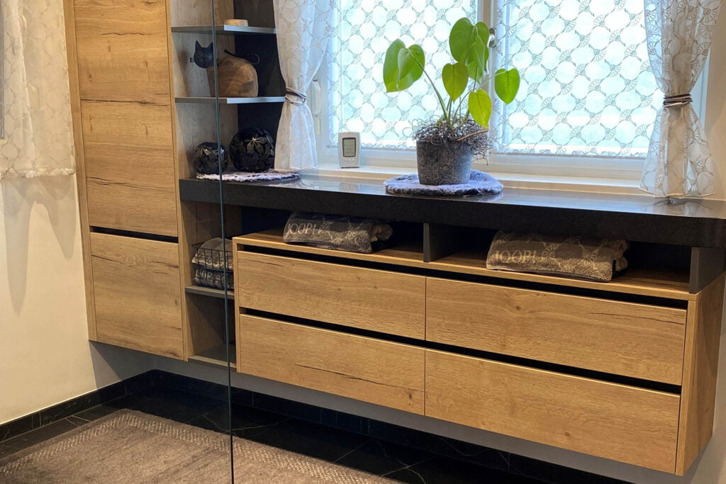 Neues Badezimmer mit Laden