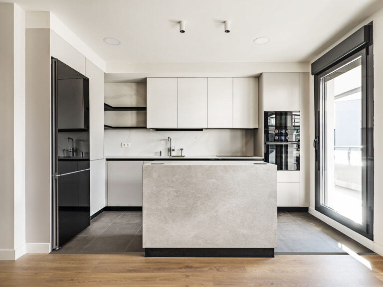 Moderne helle Küche