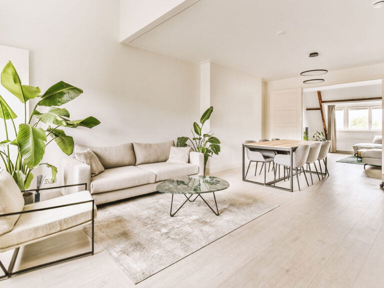 Wohnzimmer in hellen Farbtönen