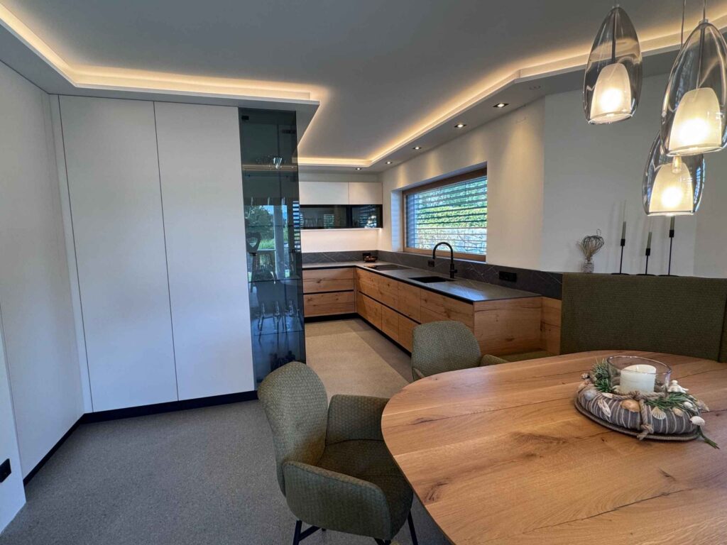 Blick in die neue Küche mit Elementen aus elegantem Acrylglas