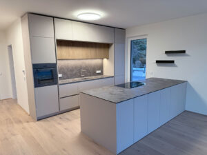Moderne Einbauküche in grau
