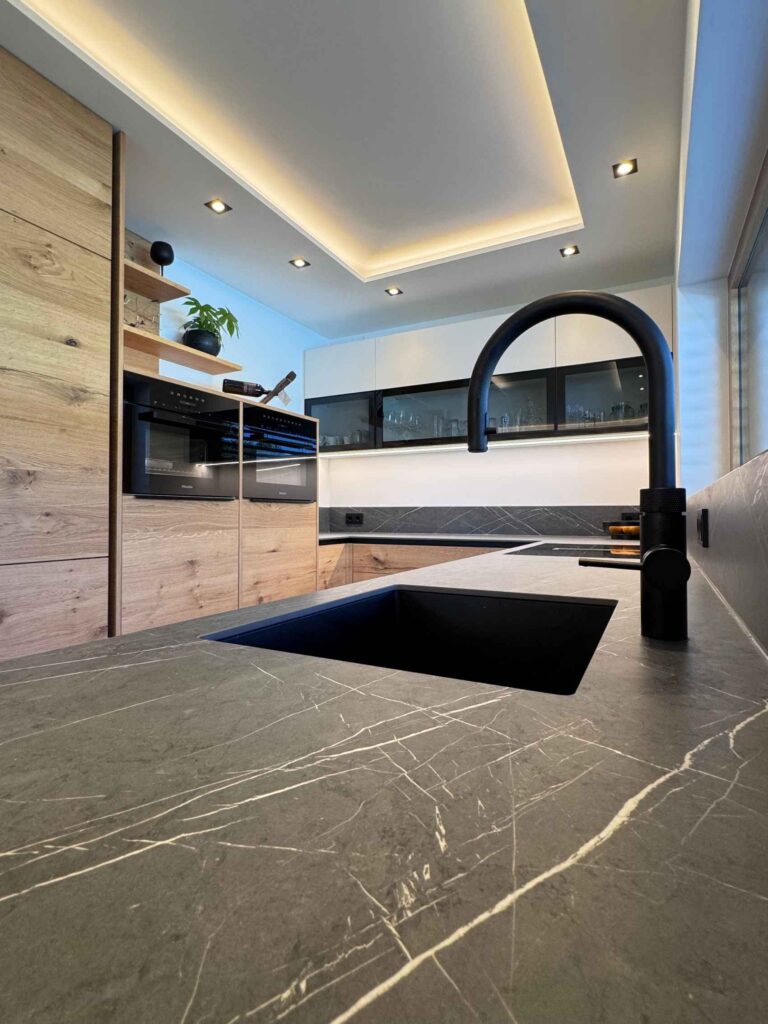 Modernes Becken mit Wasserhahn